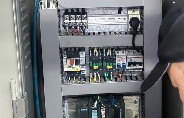 生產控製櫃、水阻櫃企業，維護、維修